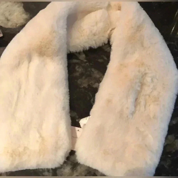 LC Lauren Conrad Faux Fur Ivory Stole Scarf - Picture 2 of 9